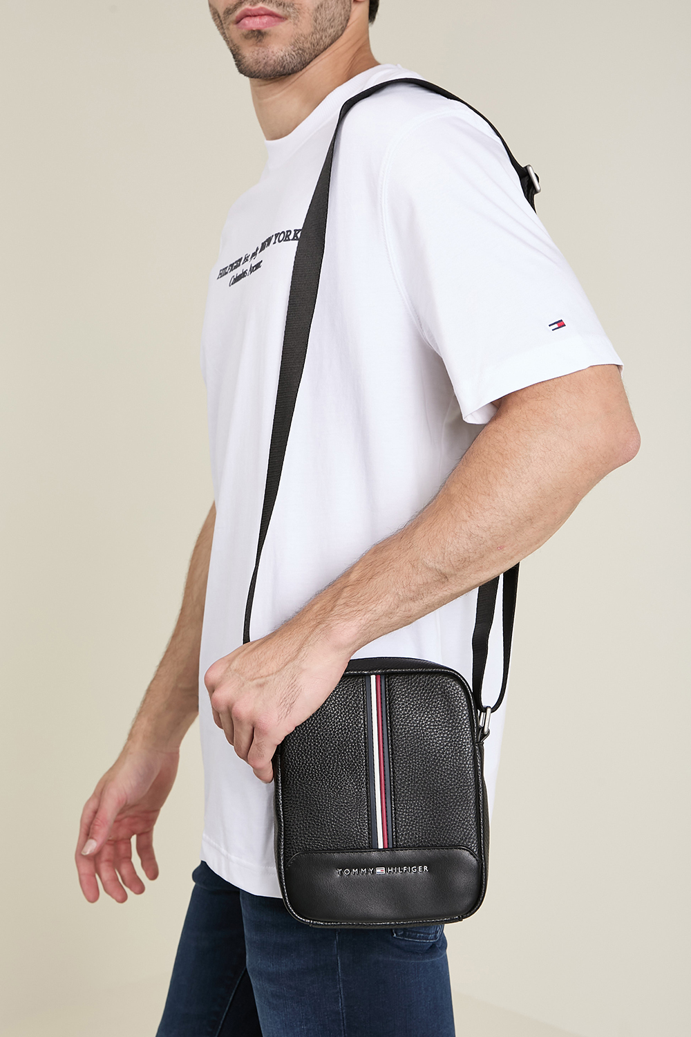 תמונת כל הלוק של תיק צד TOMMY HILFIGER
